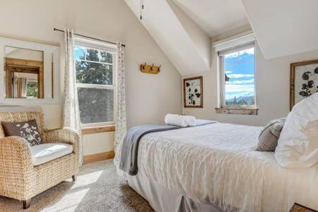 Cabin~views~heart Of Town~w&d~fireplace~kitchen Holiday home