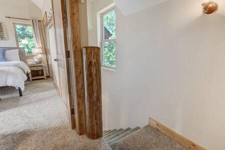 Cabin~views~heart Of Town~w&d~fireplace~kitchen