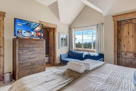 Cabin~views~heart Of Town~w&d~fireplace~kitchen