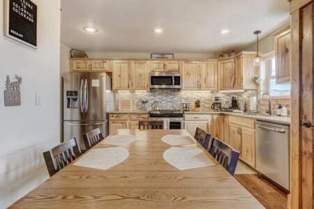 Cabin~views~heart Of Town~w&d~fireplace~kitchen Holiday home