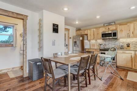 Cabin~views~heart Of Town~w&d~fireplace~kitchen Holiday home *